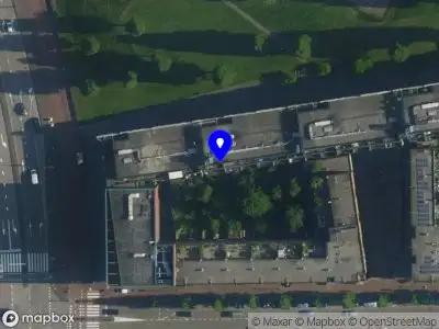 Ambulance met grote spoed naar de Rietlandterras in Amsterdam