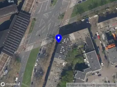Ambulance met grote spoed naar de Dordtselaan in Rotterdam