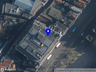 Ambulance met grote spoed naar de Beurspassage in Amsterdam