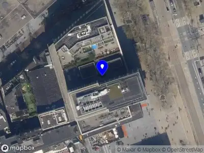 Ambulance met gepaste spoed naar de Coolsingel in Rotterdam