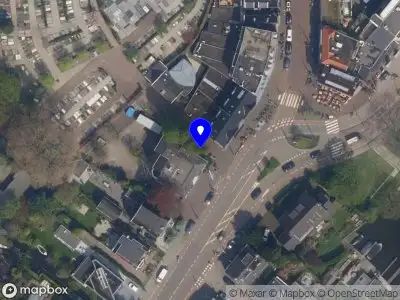 Ambulance met grote spoed naar de Bergse Dorpsstraat in Rotterdam