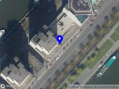 Ambulance met gepaste spoed naar de Boompjes in Rotterdam