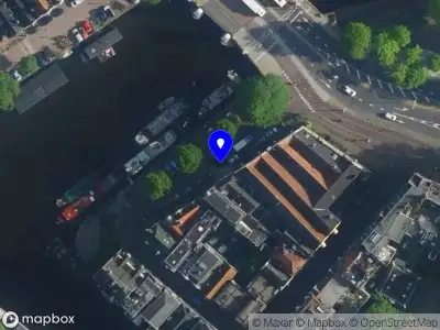 Ambulance met grote spoed naar de 's-Gravenhekje in Amsterdam
