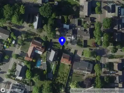 Brandweer met gepaste spoed naar de René van Chalonstraat in Weert vanwege een liftopsluiting