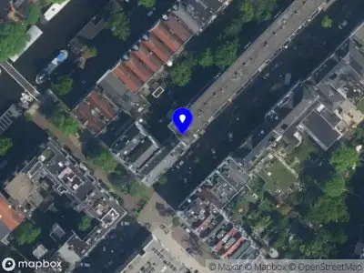 Ambulance met grote spoed naar de Eerste Nassaustraat in Amsterdam