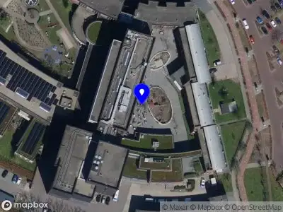 Brandweer met grote spoed naar de Kasteelweg in Zevenbergen vanwege een liftopsluiting