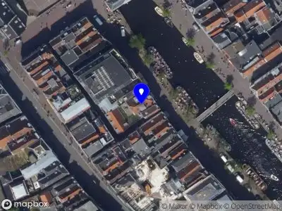 Ambulance met grote spoed naar de Rapenburg in Leiden