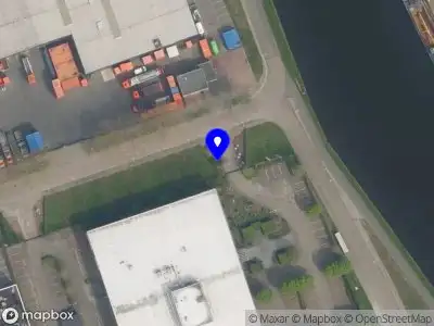 Politie met grote spoed naar de Schieweg in Delft vanwege voertuigen te water