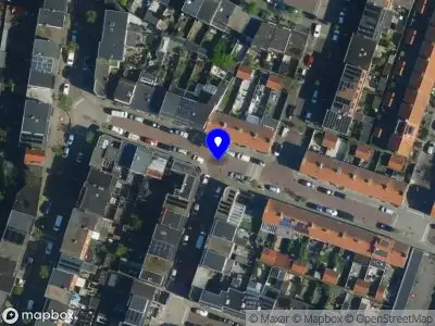 Ambulance en brandweer met grote spoed naar de Benkoelenstraat in Haarlem vanwege gebouwbrand