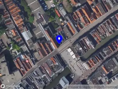 Ambulance met grote spoed naar de Groenmarkt in Dordrecht