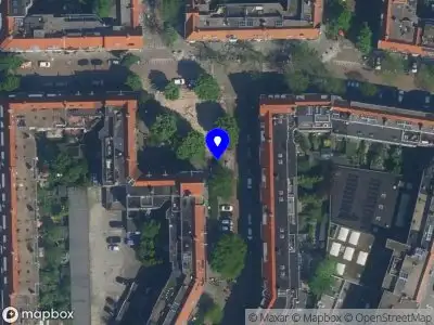 Ambulance met gepaste spoed naar de Paramariboplein in Amsterdam