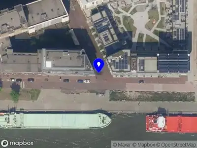 Ambulance met grote spoed naar de Lloydkade in Rotterdam