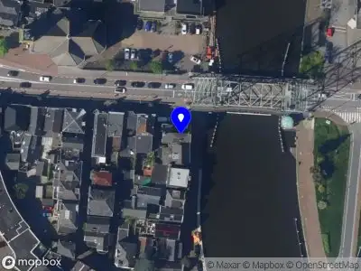 Ambulance met grote spoed naar de Dorpsstraat in Boskoop