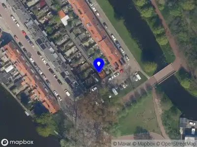 Ambulance met grote spoed naar de Zestienhovensekade in Rotterdam