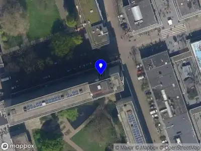 Ambulance met grote spoed naar de Jan Evertsenplaats in Rotterdam