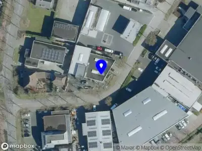 Brandweer met grote spoed naar de Bedrijvenweg in Geffen vanwege voertuigbrand