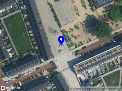 Ambulance met grote spoed naar de Midwoudpad in Amsterdam