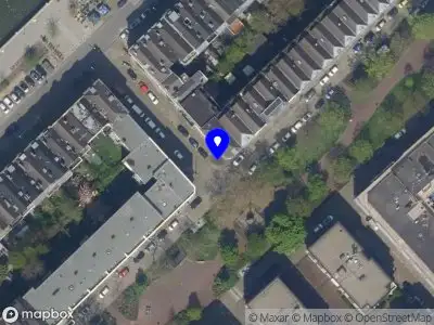 Ambulance met grote spoed naar de Burgemeester Hoffmanplein in Rotterdam