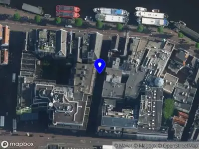 Ambulance met grote spoed naar de Paardenstraat in Amsterdam