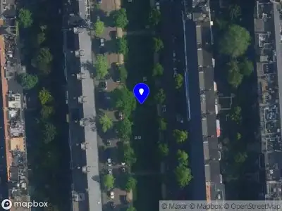 Ambulance met grote spoed naar de Anthonie van Dijckstraat in Amsterdam