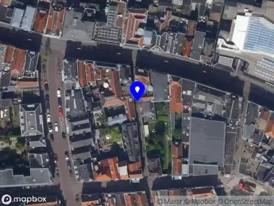 Ambulance met gepaste spoed naar de Schoolsteeg in Leiden