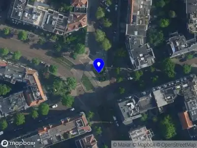 Ambulance met grote spoed naar de Johannes Vermeerplein in Amsterdam