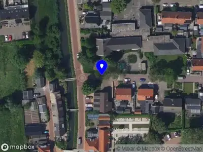 Ambulance met grote spoed naar de Voordijk in Schelluinen