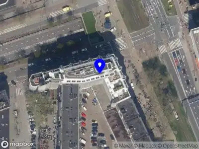 Ambulance met grote spoed naar de Churchillplein in Rotterdam