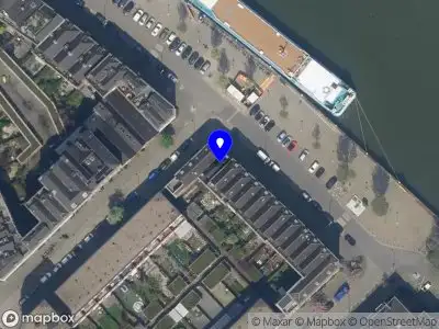 Ambulance met grote spoed naar de Feijenoordkade in Rotterdam