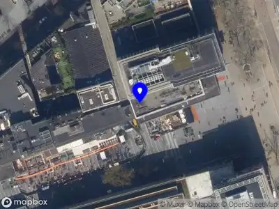 Ambulance met grote spoed naar de Stadhuisplein in Rotterdam