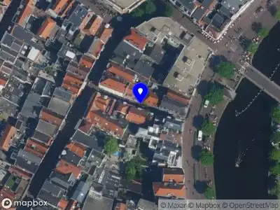 Brandweer met gepaste spoed naar de Turfsteeg in Haarlem