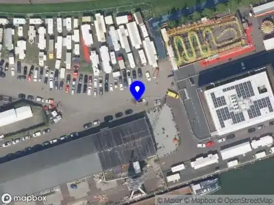 Ambulance met grote spoed naar de Westkousdijk in Rotterdam