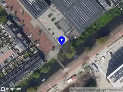 Ambulance met grote spoed naar de Vennemeerstraat in Leiden