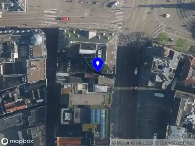 Ambulance met gepaste spoed naar de Kromelleboogsteeg in Amsterdam