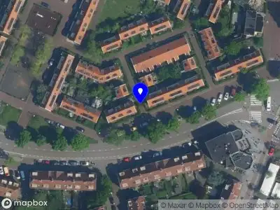 Ambulance met grote spoed naar de Tweede Disteldwarsstraat in Amsterdam