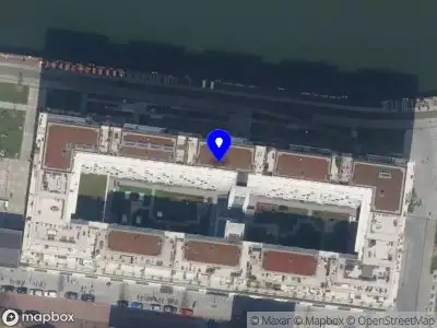 Ambulance met gepaste spoed naar de Nico Koomanskade in Rotterdam