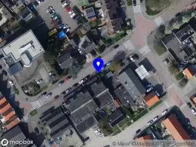 Ambulance met grote spoed naar de Oranjestraat in Strijen