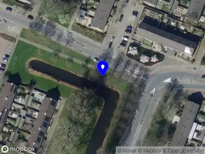 Ambulance met grote spoed naar de Endenhout in Hoogvliet Rotterdam