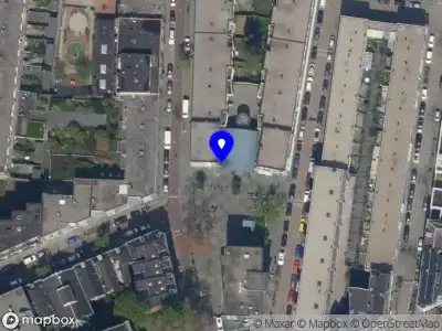 Ambulance met grote spoed naar de Rijnhoutplein in Rotterdam