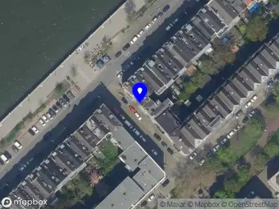 Ambulance met grote spoed naar de Cornelis Trompstraat in Rotterdam