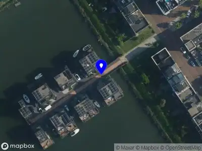 Ambulance met grote spoed naar de William Barlowsteiger in Amsterdam