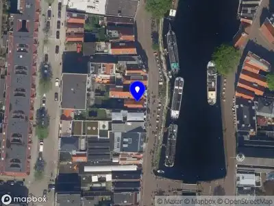 Ambulance met grote spoed naar de Aelbrechtskolk in Rotterdam