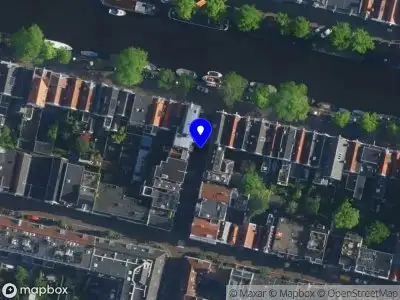 Ambulance met gepaste spoed naar de Noorderdwarsstraat in Amsterdam