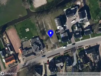 Politie met grote spoed naar de Hoofdstraat in Oostwold vanwege voertuigen te water