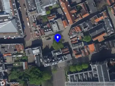 Ambulance met gepaste spoed naar de Gerecht in Leiden