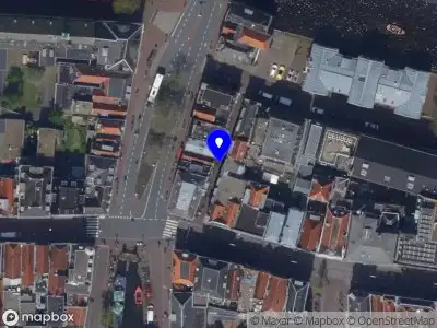 Ambulance met grote spoed naar de Kabeljauwsteeg in Leiden