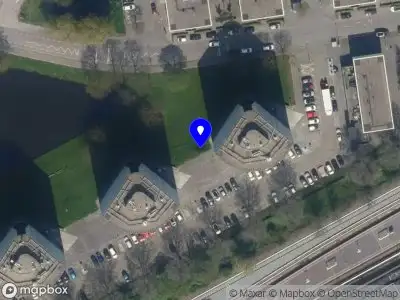 Ambulance met grote spoed naar de Steve Bikoplaats in Rotterdam