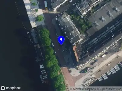 Ambulance met grote spoed naar de Weesperzijde in Amsterdam