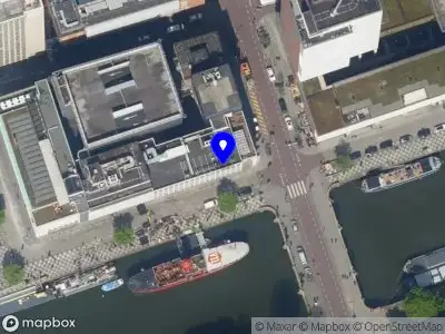 Ambulance met gepaste spoed naar de Wijnhaven in Rotterdam
