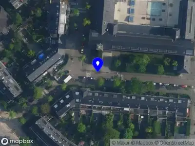 Ambulance met gepaste spoed naar de Messchaertstraat in Amsterdam